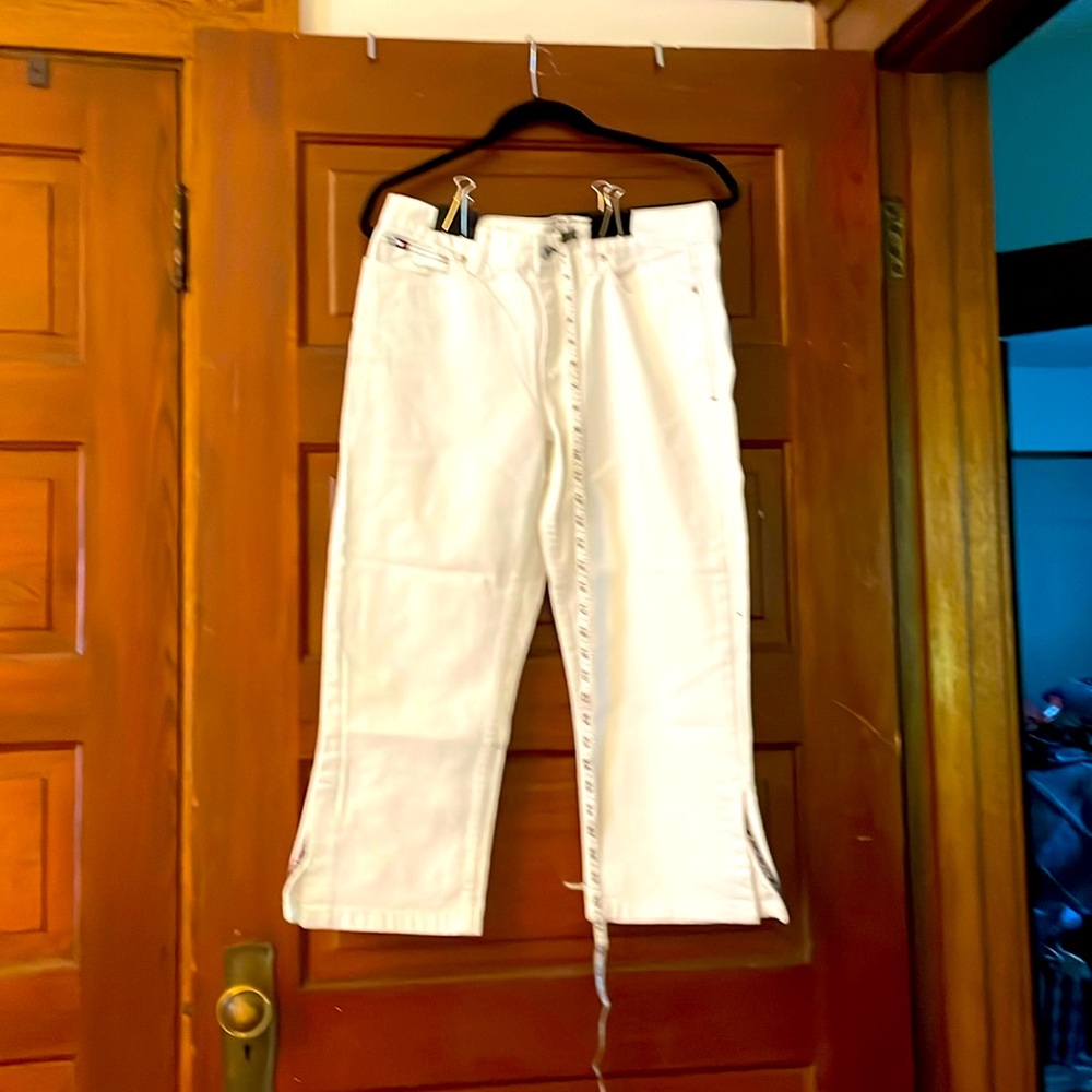 Tommy Hifiger white capris. Size8